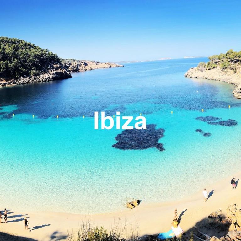 Ibiza Bild von Bucht mit Text "Ibiza"