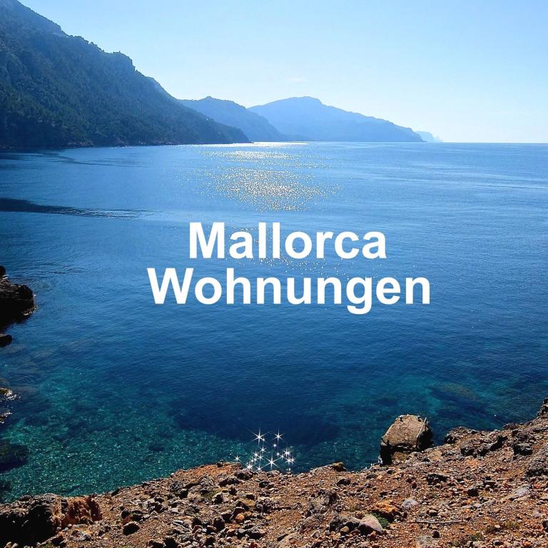 Bild vom blauen Meerwasser mit Text "Mallorca Wohnungen"